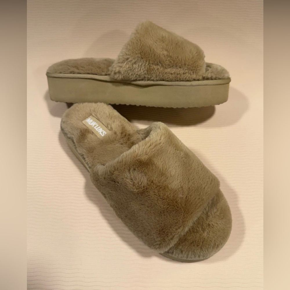 Muk Luks Kirstey Women’s Slippers Size Med 7-8 Irish Cream Faux Fur Platform NEW